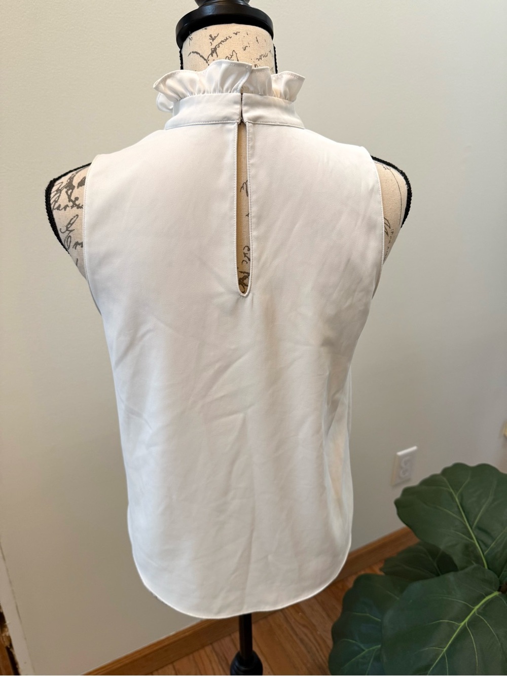 Amanda Uprichard White Sleeveless Ruffle Mock Neck Size Small Keyhole Top - Picture 2 of 3